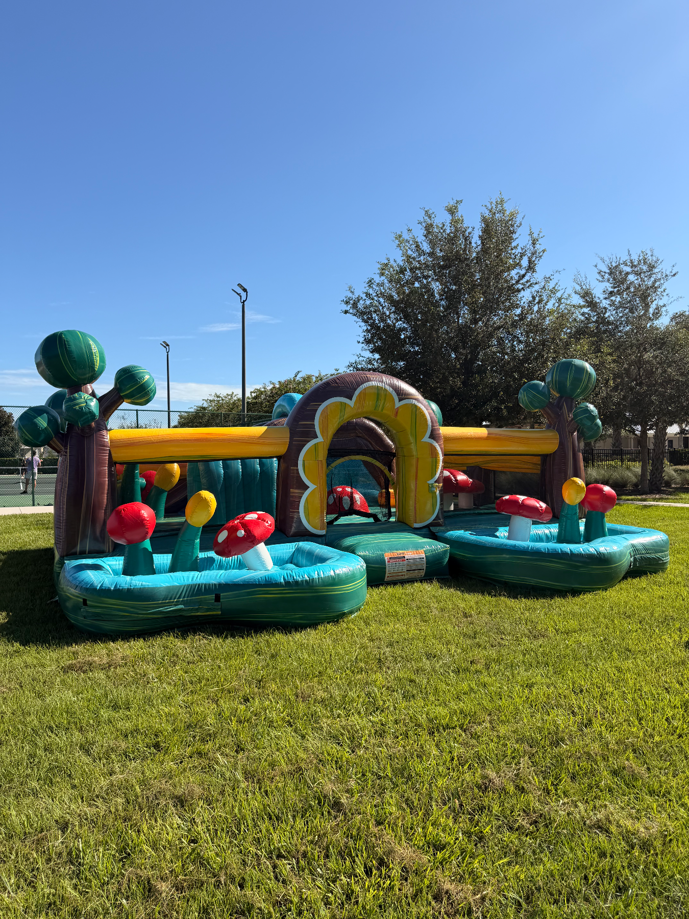 Toddler play bays with turquoise edges, mushroom obstacles and palm-tree decorations